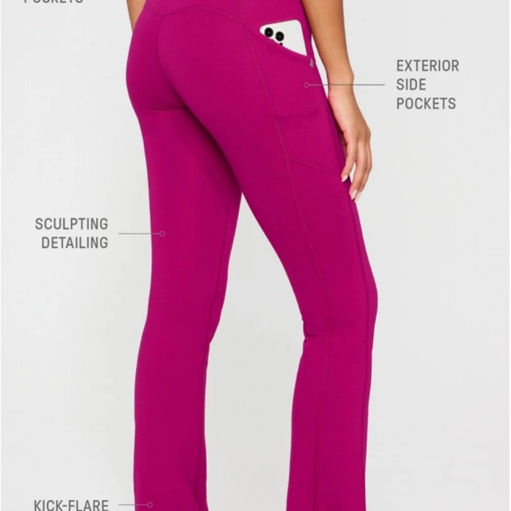 2 Pieces FABLETICS StretchTech™ Kick Flare Scrub Legging & Top. Size: M - Picture 2 of 16